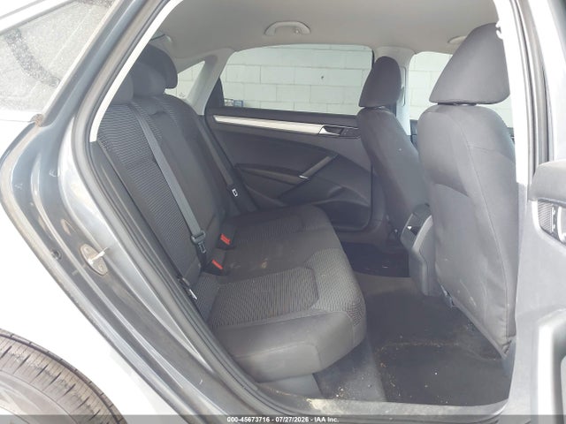 1VWAT7A33GC011335 Volkswagen Passat 1.8t S