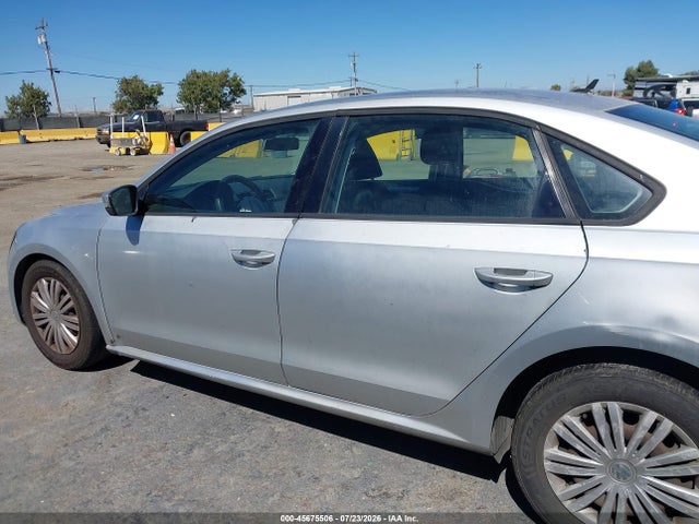 1VWAT7A33FC041093 Volkswagen Passat 1.8t S