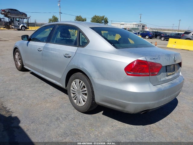 1VWAT7A33FC041093 Volkswagen Passat 1.8t S