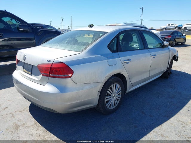 1VWAT7A33FC041093 Volkswagen Passat 1.8t S