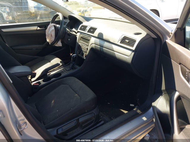 1VWAT7A33FC041093 Volkswagen Passat 1.8t S