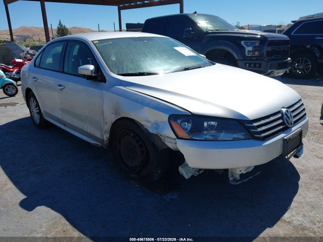 1VWAT7A33FC041093 Volkswagen Passat 1.8t S