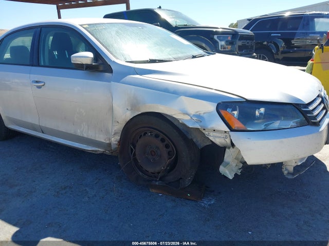 1VWAT7A33FC041093 Volkswagen Passat 1.8t S