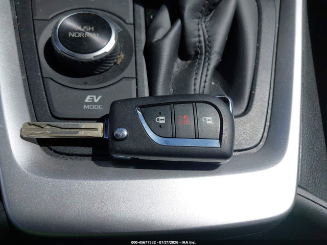 JTMMWRFV9RD221805 Toyota Rav4 Hybrid Le