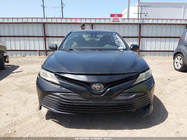 45677654 :رقم المزاد ، 4T1B11HK1JU535099 vin ، 2018 Toyota Camry L مزاد بيع