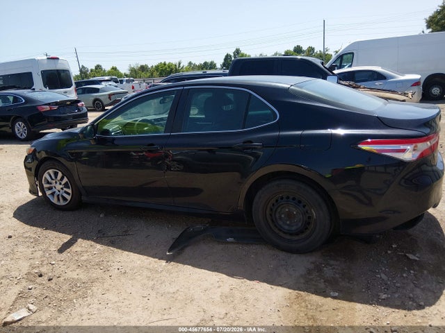 45677654 :رقم المزاد ، 4T1B11HK1JU535099 vin ، 2018 Toyota Camry L مزاد بيع