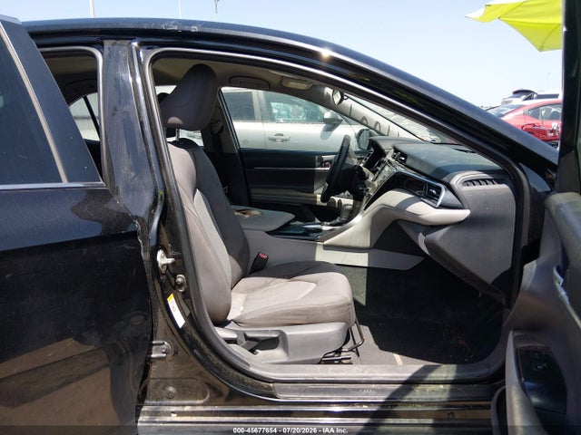 45677654 :رقم المزاد ، 4T1B11HK1JU535099 vin ، 2018 Toyota Camry L مزاد بيع
