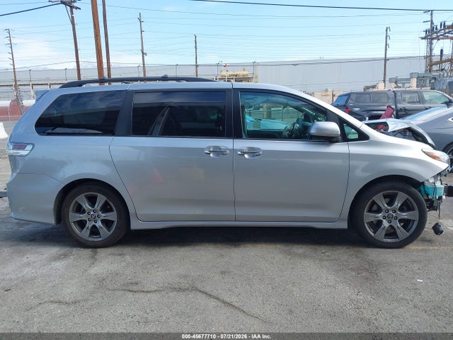 5TDXZ3DC5JS947995 Toyota Sienna Se 8 Passenger