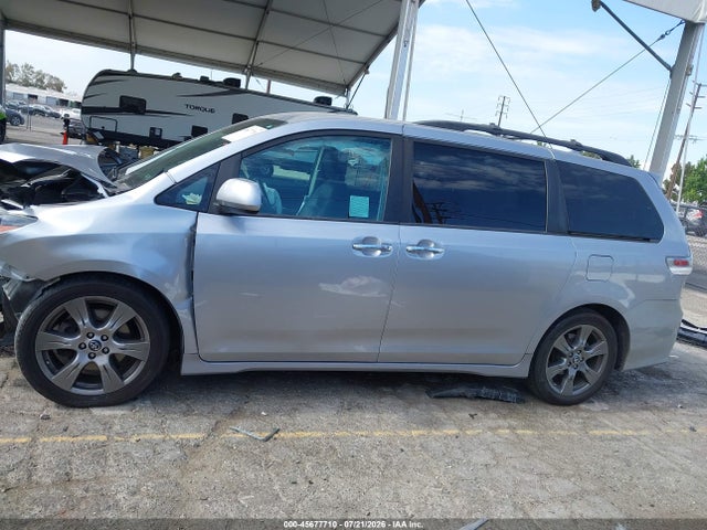 5TDXZ3DC5JS947995 Toyota Sienna Se 8 Passenger