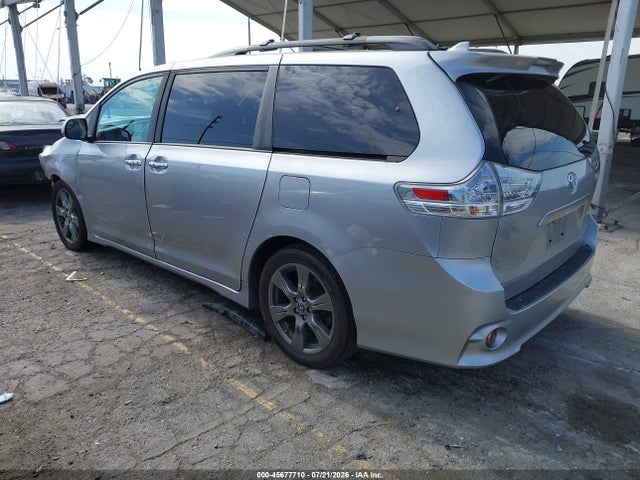 5TDXZ3DC5JS947995 Toyota Sienna Se 8 Passenger