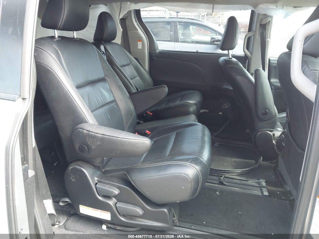 5TDXZ3DC5JS947995 Toyota Sienna Se 8 Passenger