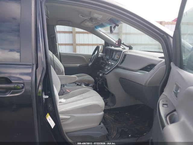 45678912 :رقم المزاد ، 5TDKK3DCXGS695619 vin ، 2016 Toyota Sienna Le 8 Passenger مزاد بيع