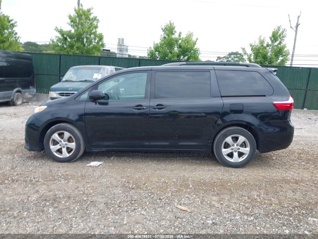 45679931 :رقم المزاد ، 5TDKK3DC3FS604138 vin ، 2015 Toyota Sienna Le 8 Passenger مزاد بيع