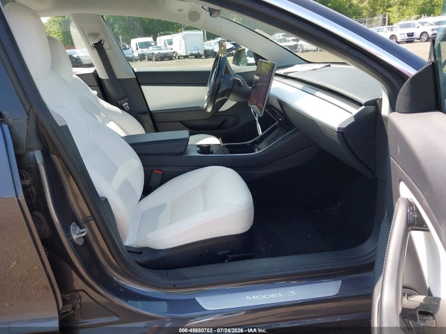 45680702 :رقم المزاد ، 5YJ3E1EB7JF079930 vin ، 2018 Tesla Model 3 Long Range/performance مزاد بيع