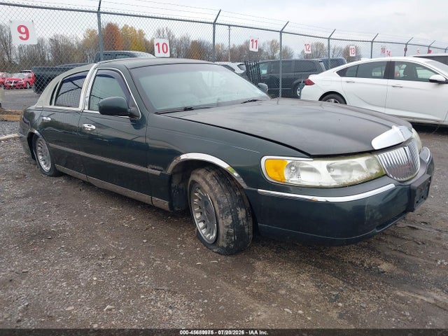 2002 Lincoln Town Car Signature მანქანა იყიდება აუქციონზე, vin: 1LNHM82W92Y657970, აუქციონის ნომერი: 45680975