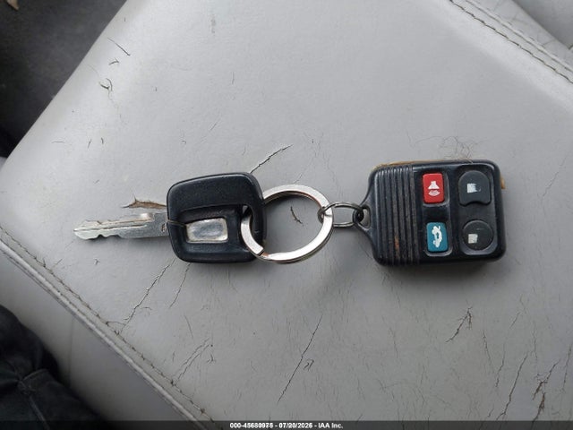 45680975 :رقم المزاد ، 1LNHM82W92Y657970 vin ، 2002 Lincoln Town Car Signature مزاد بيع