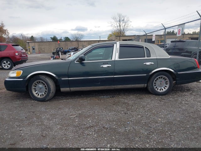 45680975 :رقم المزاد ، 1LNHM82W92Y657970 vin ، 2002 Lincoln Town Car Signature مزاد بيع