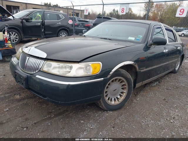 45680975 :رقم المزاد ، 1LNHM82W92Y657970 vin ، 2002 Lincoln Town Car Signature مزاد بيع