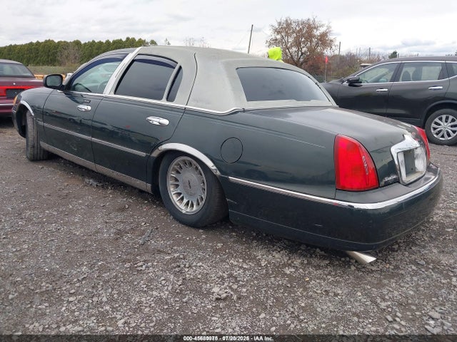 45680975 :رقم المزاد ، 1LNHM82W92Y657970 vin ، 2002 Lincoln Town Car Signature مزاد بيع