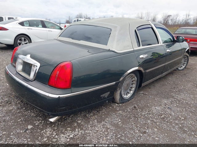 45680975 :رقم المزاد ، 1LNHM82W92Y657970 vin ، 2002 Lincoln Town Car Signature مزاد بيع