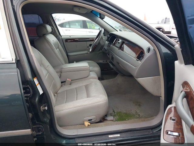 45680975 :رقم المزاد ، 1LNHM82W92Y657970 vin ، 2002 Lincoln Town Car Signature مزاد بيع