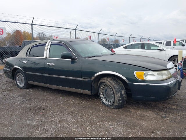 45680975 :رقم المزاد ، 1LNHM82W92Y657970 vin ، 2002 Lincoln Town Car Signature مزاد بيع