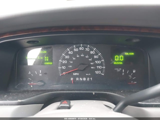 45680975 :رقم المزاد ، 1LNHM82W92Y657970 vin ، 2002 Lincoln Town Car Signature مزاد بيع