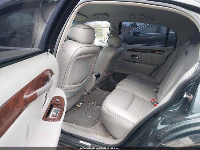 45680975 :رقم المزاد ، 1LNHM82W92Y657970 vin ، 2002 Lincoln Town Car Signature مزاد بيع