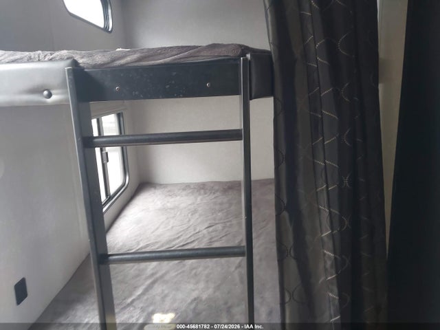 45681782 :رقم المزاد ، 4X4TCKC22MK071962 vin ، 2021 Forest River Cherokee Grey Wolf M-27dbhc مزاد بيع