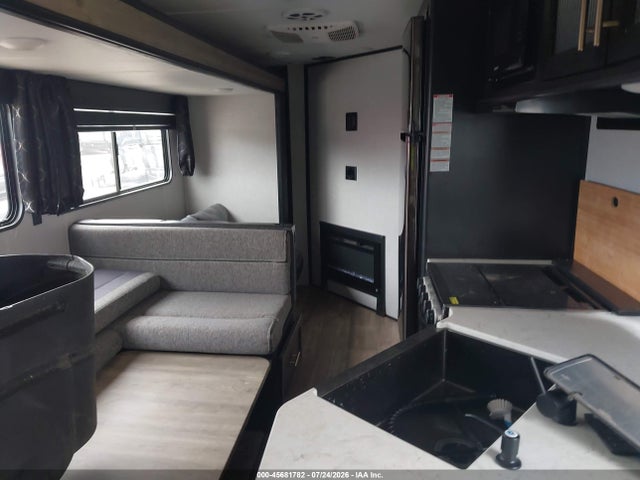 45681782 :رقم المزاد ، 4X4TCKC22MK071962 vin ، 2021 Forest River Cherokee Grey Wolf M-27dbhc مزاد بيع