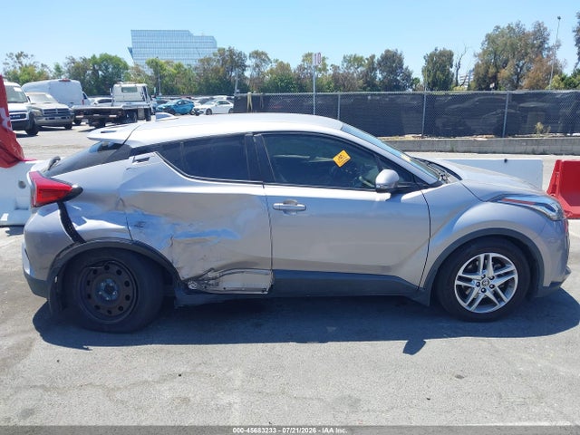 JTNKHMBX4L1084675 Toyota C-HR LE