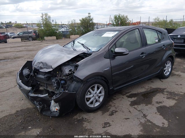 Toyota Prius C One 2017 JTDKDTB30H1592575 Image 2