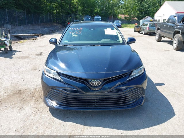 45684065 :رقم المزاد ، 4T1B11HK5JU531265 vin ، 2018 Toyota Camry Le مزاد بيع