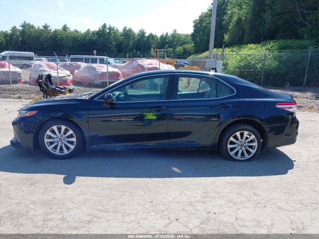 45684065 :رقم المزاد ، 4T1B11HK5JU531265 vin ، 2018 Toyota Camry Le مزاد بيع