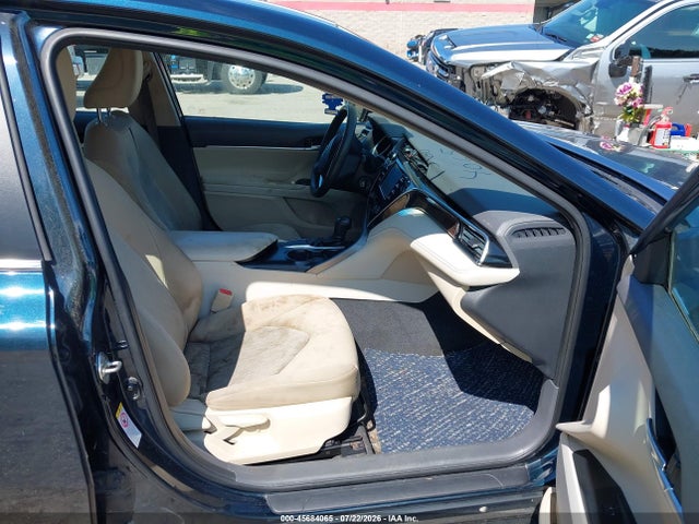45684065 :رقم المزاد ، 4T1B11HK5JU531265 vin ، 2018 Toyota Camry Le مزاد بيع