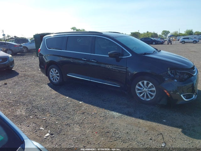 45684261 :رقم المزاد ، 2C4RC1BG2HR609431 vin ، 2017 Chrysler Pacifica Touring-l مزاد بيع