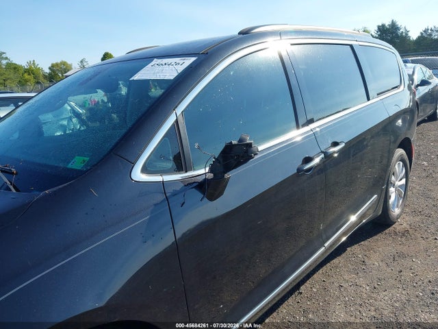 45684261 :رقم المزاد ، 2C4RC1BG2HR609431 vin ، 2017 Chrysler Pacifica Touring-l مزاد بيع