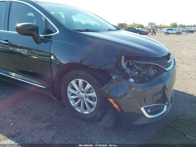 45684261 :رقم المزاد ، 2C4RC1BG2HR609431 vin ، 2017 Chrysler Pacifica Touring-l مزاد بيع
