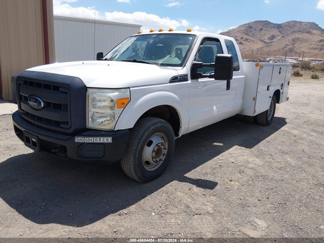 Ford F-350 Chassis Xl 2015 1FD8X3G63FED30846 Image 2