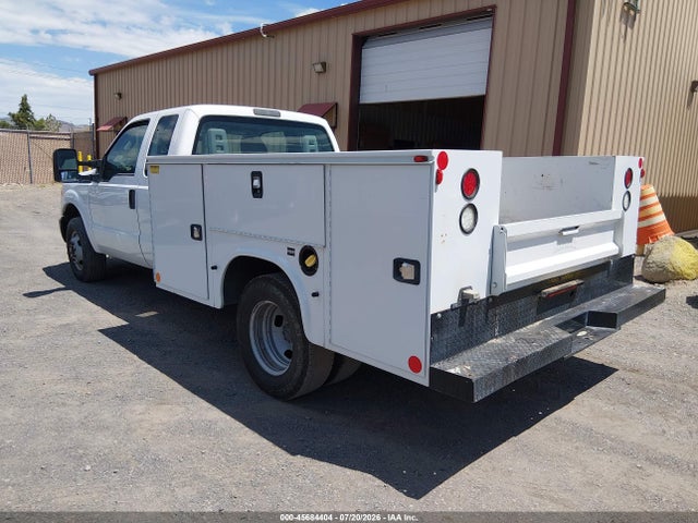 Ford F-350 Chassis Xl 2015 1FD8X3G63FED30846 Image 3