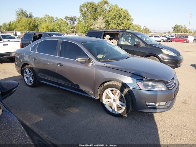 2013 Volkswagen Passat 2.0l Tdi Sel Premium მანქანა იყიდება აუქციონზე, vin: 1VWCN7A33DC084820, აუქციონის ნომერი: 45684537