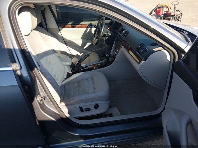 2013 Volkswagen Passat 2.0l Tdi Sel Premium მანქანა იყიდება აუქციონზე, vin: 1VWCN7A33DC084820, აუქციონის ნომერი: 45684537