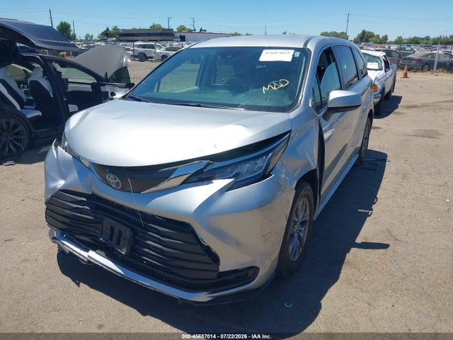 5TDKSKFC6NS071725 Toyota SIENNA LE