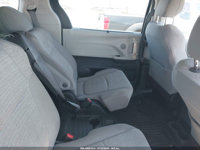 5TDKSKFC6NS071725 Toyota SIENNA LE