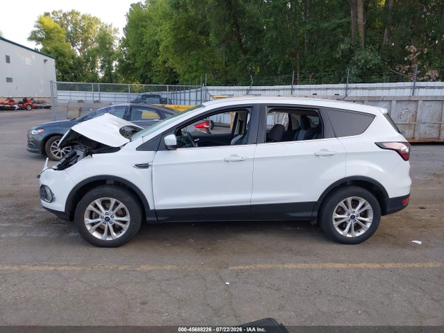 45688226 :رقم المزاد ، 1FMCU0GD3HUB03827 vin ، 2017 Ford Escape Se مزاد بيع