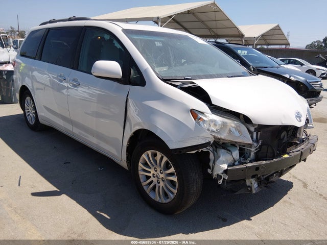 5TDYZ3DC3HS863169 Toyota Sienna Xle 8 Passenger