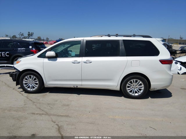 5TDYZ3DC3HS863169 Toyota Sienna Xle 8 Passenger