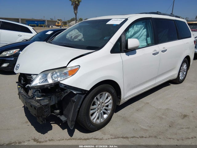 Toyota Sienna Xle 8 Passenger 2017 5TDYZ3DC3HS863169 Image 2