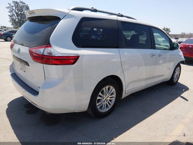 5TDYZ3DC3HS863169 Toyota Sienna Xle 8 Passenger