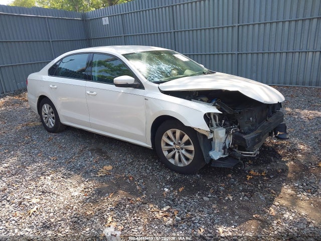 2015 Volkswagen Passat 1.8t Wolfsburg Edition მანქანა იყიდება აუქციონზე, vin: 1VWAT7A39FC059940, აუქციონის ნომერი: 45689459